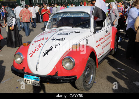 11 mai 2012 - Le Caire, Égypte - Des milliers d'égyptiens ont protesté à l'appui de l'armée et de la décision du Conseil Suprême des Forces armées au Caire. Le meeting de protestation dans le quartier du Caire Qasr Aj-Qoba a été demandé par le commentateur à la télévision égyptienne Saïd Okacha Tawfiq. (Crédit Image : © Cliff C Banque D'Images