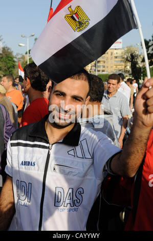 11 mai 2012 - Le Caire, Égypte - Des milliers d'égyptiens ont protesté à l'appui de l'armée et de la décision du Conseil Suprême des Forces armées au Caire. Le meeting de protestation dans le quartier du Caire Qasr Aj-Qoba a été demandé par le commentateur à la télévision égyptienne Saïd Okacha Tawfiq. (Crédit Image : © Cliff C Banque D'Images