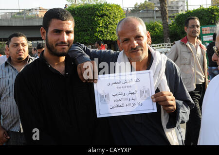 11 mai 2012 - Le Caire, Égypte - Des milliers d'égyptiens ont protesté à l'appui de l'armée et de la décision du Conseil Suprême des Forces armées au Caire. Le meeting de protestation dans le quartier du Caire Qasr Aj-Qoba a été demandé par le commentateur à la télévision égyptienne Saïd Okacha Tawfiq. Le signe se lit, ''Nous sommes Banque D'Images