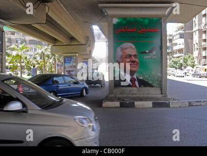 11 mai 2012 - Le Caire, Égypte - une affiche pour l'Egyptian candidate présidentielle Hamdeen Sabahi, au Caire. L'élection présidentielle égyptienne est prévue le 23 et 24 mai. (Crédit Image : © Cheney/ZUMAPRESS.com) Falaise Banque D'Images