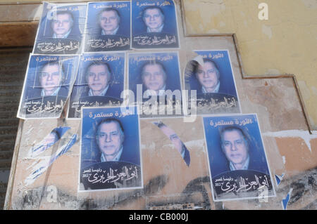 11 mai 2012 - Le Caire, Égypte - des affiches pour le candidat présidentiel égyptien Abul-Ezz El-Hariri au Caire. L'élection présidentielle égyptienne est prévue le 23 et 24 mai. (Crédit Image : © Cheney/ZUMAPRESS.com) Falaise Banque D'Images