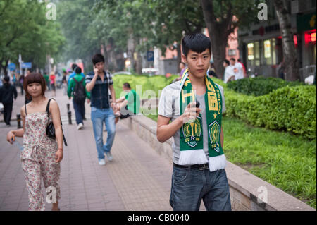 Partisan de Beijing Guoan sur son chemin à la Workers' Stadium pour le match entre le Beijing Guoan et Guizhou Renhe équipes de football à Beijing, Chine, le vendredi 11 mai 2012. Beijing Guoan a remporté le match avec 2:1. Banque D'Images