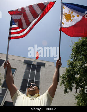 11 mai 2012 - Los Angeles, Californie, États-Unis - un Philippin et les Etats-Unis Philippines drapeaux lors d'une manifestation devant l'ambassade de Chine pour protester contre l'escalade de différend territorial sur l'Île Huangyan, un petit éperon rocheux dans la mer de Chine du Sud. Les Philippines, l'isl Banque D'Images