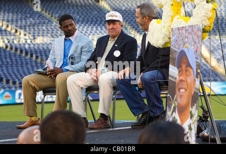 11 mai 2012 - San Diego, Californie, USA - 11 mai 2012, SAN DIEGO, Californie, USA ---------------- |à la célébration de la vie pour Junior Seau à Qualcomm Stadium, LaDainian Tomllinson, Bobby Ross et Dan Fouts bénéficie d'chat avec l'autre.| ................... Crédit obligatoire : Nelvin C. Cepe Banque D'Images