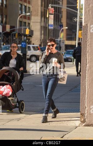 Ginnifer Goodwin, pénètre dans son hôtel de Soho dehors et environ pour la célébrité CANDIDS - FRI, , New York, NY 11 mai 2012. Photo par : Ray Tamarra/Everett Collection Banque D'Images