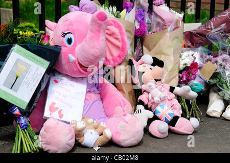 Victory Road, Derby, Royaume-Uni. Samedi 12 mai 2012. Condoléances fleurs, cadeaux et notes sont laissés par vos amis et votre famille où cinq enfants sont morts dans l'incendie de la chambre Banque D'Images