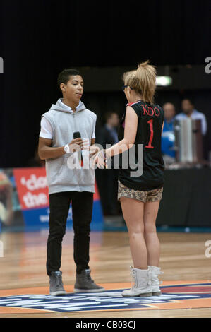 Birmingham, Royaume-Uni, 12 mai 2012. Kate Read, qui a participé à la première série de la voix sur la BBC, l'exécution d'un duo avec David Kieron au National Indoor Arena, Birmingham durant la mi-temps de l'Angleterre Sélectionnez v Ecosse Sélectionnez match de basket-ball. Le match s'est joué avant la finale playoff BBL. Colin Edwards Crédit / Alamy Live News Banque D'Images