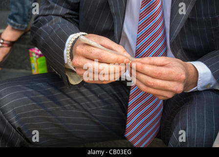 Détail, Man Rolling marijuana cigarette à la Marche mondiale du cannabis pour la légalisation de la marijuana - Paris, France, fumer des mauvaises herbes Banque D'Images