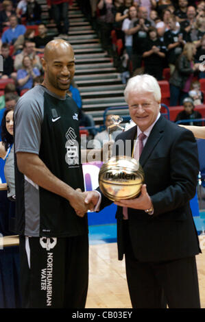 Birmingham, Royaume-Uni, 12 mai 2012. British Basketball League Coach de l'année 2011 / 2012, fabuleux Flournoy des Aigles Newcastle recevoir son prix avant la finale play off. Les Aigles de Newcastle a remporté la dernière réalisation d'une table rase de quatre trophées. Colin Edwards Crédit / Alamy Live News Banque D'Images