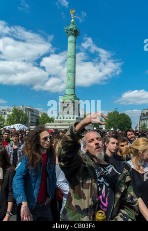 Un homme qui élève le poing à la Marche mondiale du cannabis pour la légalisation de la marijuana - Paris, France, protestation pot de prohibition Banque D'Images