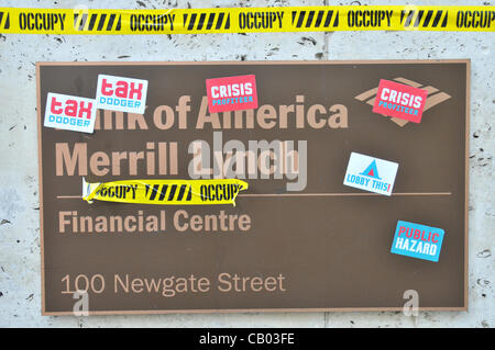 Occuppy autocollants anti-capitaliste couvrir la banque d'Amérique signe sur Newgate Street, London, UK. Samedi le 12 mai 2012 Banque D'Images