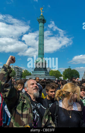 Scène de foule avec l'homme à poigne de sensibilisation 'Cannabis légalisation de la marijuana pour mars' Place de la Bastille - Paris, France Banque D'Images