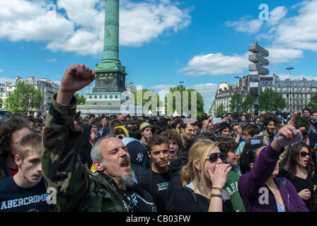 Grande foule de gens, manifestant dans la rue, scène avec un homme levant le poing à la 'Marche mondiale du cannabis pour la légalisation de la marijuana' - Paris, France, rue des adolescents, manifestations de pot Banque D'Images