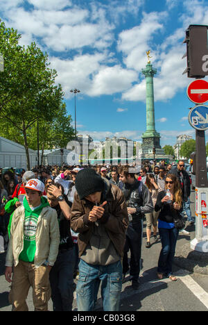 Les adolescents français fument des cigarettes de marijuana dans la rue, lors de la « Marche mondiale du cannabis pour la légalisation de la marijuana » - Paris, France, protestation du pot de prohibition Banque D'Images