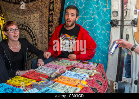 Volontaires de anti-Drug Abuse N.G.O., 'Techno plus' avec des brochures de réduction des risques à 'Marche mondiale du cannabis pour la légalisation de la marijuana' - Paris, France, manifestations Pot, défis de santé publique Banque D'Images