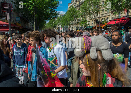 Grande foule multiculturelle d'adolescents français marchant à la « Marche mondiale du cannabis pour la légalisation de la marijuana » - protestation pot de prohibition pour la marijuana médicale Paris, FRANCE DÉMO JEUNESSE, les gens rue de marche, la participation politique jeunesse Banque D'Images