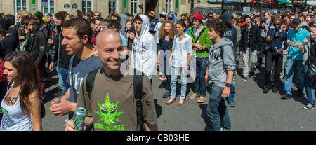 Foule, panoramique, les foules d'adolescents français défilent dans la rue à la « Marche mondiale du cannabis pour la légalisation de la marijuana » - interdiction pot manifestation pour la marijuana médicale Paris FRANCE DÉMO JEUNESSE, participation politique jeunesse Banque D'Images