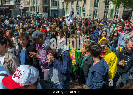 Une foule énorme d'adolescents français fumant des cigarettes de marijuana à l'occasion de la « Marche mondiale du cannabis pour la légalisation de la marijuana » - Paris, France, protestation contre la prohibition Banque D'Images