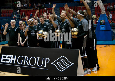 Birmingham, Royaume-Uni, 12 mai 2012. La victoire de l'équipe qui a battu Newcastle Eagle Leicester Riders dans la British Basketball League 2011/2012 finale éliminatoire au National Indoor Arena, Birmingham. C'était la Blanche quatrième trophée de la saison et a terminé un Clean Sweep. Colin Edwards Crédit / Alamy Live News Banque D'Images