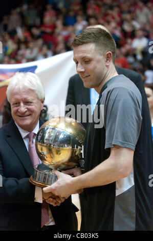 Birmingham, Royaume-Uni, 12 mai 2012. Le capitaine des aigles de Newcastle, Andrew Bridge, recevant le trophée des séries British Basketball 2011/2012 après leur victoire contre Leicester Riders au National Indoor Arena, Birmingham. C'était la Blanche quatrième trophée de la saison et a terminé un Clean Sweep. Colin Edwards Crédit / Alamy Live News Banque D'Images