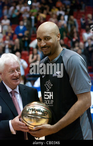 Birmingham, Royaume-Uni, 12 mai 2012. Charles Smith de Newcastle blanche qui reçoit le trophée du joueur le plus utile à la suite de leur défaite de Leicester Riders dans la British Basketball 2011/2012 finale éliminatoire au National Indoor Arena de Birmingham. Colin Edwards Crédit / Alamy Live News Banque D'Images