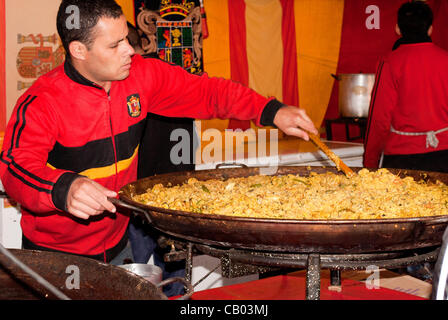 L'ARGENTINE, Buenos Aires - 12 mai 2012. La cuisine de l'homme dans l'espagnol paella valencienne stand à la foire de l'ONU a organisé dans la ville de San Fernando de Buenos Aires Banque D'Images