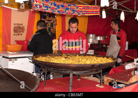 L'ARGENTINE, Buenos Aires - 12 mai 2012. La cuisine de l'homme dans l'espagnol paella valencienne stand à la foire de l'ONU a organisé dans la ville de San Fernando de Buenos Aires Banque D'Images