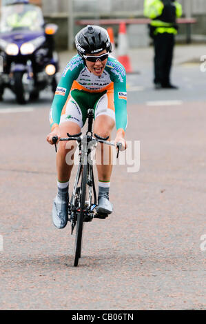 Belfast, 15/05/2012 - Emma Trott de Dolmans CC prenant part à la Chrono Celtique pré-événement olympique. Emma a pris sa retraite de cycliste professionnel deux ans plus tard. Banque D'Images