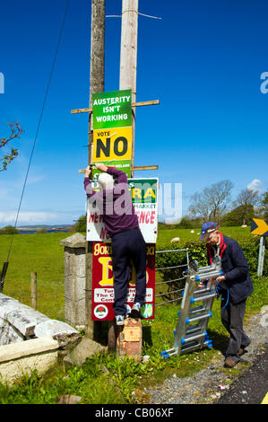 Le 12 mai 2012. Ardara, comté de Donegal, Irlande. Sinn Fein partisans de placarder des affiches demandant un vote négatif dans le prochain référendum sur l'Europe une nouvelle tenue le traité budgétaire le 31 mai 2012. Photo par:Richard Wayman/Alamy Banque D'Images