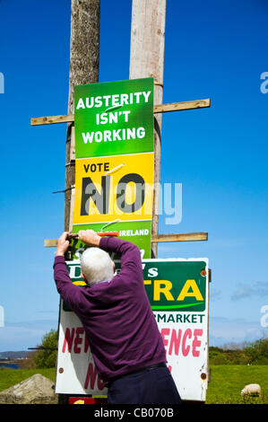 Le 12 mai 2012. Ardara, comté de Donegal, Irlande. Supporter le Sinn Fein met en place un incitant l'affiche pas de vote dans le prochain référendum sur l'Europe une nouvelle tenue le traité budgétaire le 31 mai 2012. Photo par:Richard Wayman/Alamy Banque D'Images