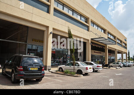 Zone industrielle Lev-HaArez s'ouvre sur un terrain loué appartenant à des Arabes et de Kfar Qassem, par entrepreneur juif et avec le financement du gouvernement, fournissant de l'emploi et le développement pour les Arabes israéliens et les Juifs. Kfar Qassem, Israël. 13-mai-2012. Banque D'Images