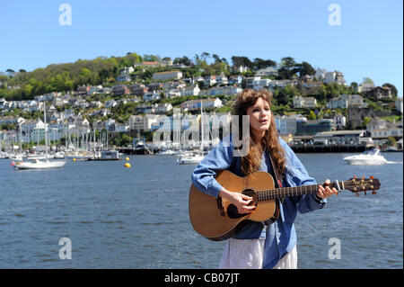 L'EICC Music Festival à Dartmouth avec 15 ans Issy Ferris effectuant dans le port 13/5/12 Banque D'Images