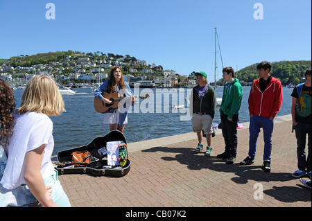 L'EICC Music Festival à Dartmouth avec 15 ans Issy Ferris effectuant dans le port 13/5/12 Banque D'Images