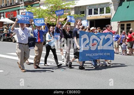 Northampton, Massachusetts, États-Unis, 12 mai 2012. Les partisans du président américain Barack Obama en mars 2012 la célébration de la fierté de NOHO, la 31e parade annuelle et un rassemblement pour les droits des homosexuels. Plus tôt dans la semaine, le président Obama a annoncé son soutien au droit des homosexuels à se marier. Banque D'Images