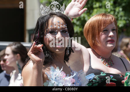 Northampton, Massachusetts, États-Unis, 12 mai 2012. Les partisans de Miss Trans New England en mars 2012 la célébration de la fierté de NOHO, la 31e parade annuelle et un rassemblement pour les droits des homosexuels. La Miss Trans New England Pageant est un organisme pour hommes-femmes transgenres et transsexuels. Banque D'Images