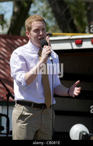 Northampton, Massachusetts, États-Unis, 12 mai 2012. Alex Morse, le premier maire ouvertement gay de Holyoke, Massachusetts, parle lors de la célébration de la fierté de NOHO 2012, la 31e parade annuelle et un rassemblement pour les droits des homosexuels. Holyoke est une ville d'environ 40 000 personnes dans l'ouest du Massachusetts. Banque D'Images