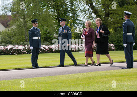 L'adjoint au maire de Runnymede Borough Council Linda Gillham (droite) est conduit au-delà de la garde d'honneur de la Communauté Air Forces Memorial par un sergent de la RAF Regiment Service commémoratif à Egham, en Angleterre le 13 mai'12 Banque D'Images