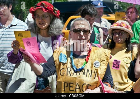 Granny en marcheurs Brigade paix sixième anniversaire de la marche de la paix à partir de la pause, de réciter la Julia Ward Howe 1870 proclamation de la Fête des mères déplorant la guerre à la base d'étapes menant à l'entrée du Metropolitan Museum of Art, Cinquième Avenue, New York City Banque D'Images