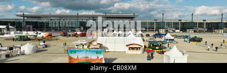 Panorama de nouveau à l'aéroport de Berlin-brandebourg Jours Public avec des stands, de la scène et les visiteurs. Les nuages bas en arrière-plan, la lumière. Hasselblad haute résolution photo. Banque D'Images