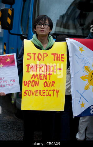 UK, Londres - 14 mai 2012 - étudiants chinois démontrer à l'extérieur de l'ambassade des Philippines, prétendant que l'Île Huangyan (récif de Scarborough) appartient à la Chine. Le peuple des Philippines connaissent l'île comme Bajo de Masinloc. Banque D'Images