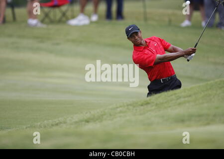 13.05.2012. Le Sawgrass N. Plaquettes de Tiger Woods sur le 11ème green au cours de la ronde finale de la Championnat des joueurs à TPC Sawgrass à Ponte Vedra Beach, FL. Banque D'Images