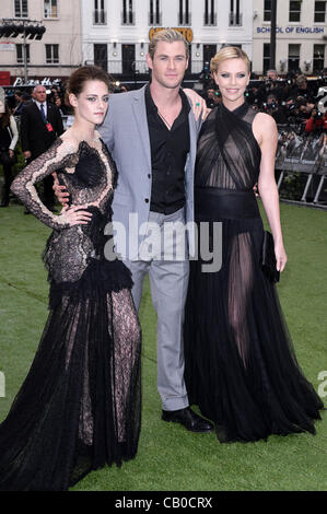 L'Acteur participe à la première mondiale de Blanche-Neige et le chasseur à Londres de Leicester Square lundi 14 mai 2012. Les personnes sur la photo : Charlize Theron, Chris Hemsworth et Kristen Stewart. Photo par Julie Edwards Banque D'Images