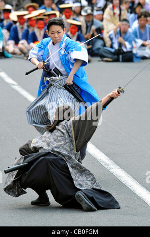 Tokyo, Japon - 13 mars : Les personnes en costumes du Shinsengumi, un groupe de samouraïs de la fin des années 1800, ont montré les spectateurs certains célèbres scènes de batailles que le groupe a dans le cadre de Festival à Shinsengumi Hino Hino, Tokyo, Japon, le 13 mai 2012. Puisque certains des membres sont nés dans cette ville, et Banque D'Images