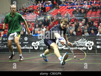 15.05.2012. L'O2, Londres, Angleterre. Alan Clyne (SCO) en action contre Steve Coppinger (RSA) dans leur premier tour du British Open Squash Champions à l'O2 Arena, London England. joué à l'arène O2 UK. Banque D'Images