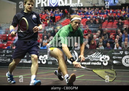 15.05.2012. L'O2, Londres, Angleterre. Steve Coppinger (RSA) en action contre Alan Clyne (SCO) lors de leur premier tour du British Open Squash Champions à l'O2 Arena, London England. joué à l'arène O2 UK. Banque D'Images