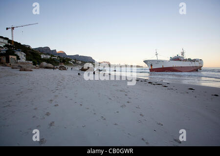 Bateau de pêche japonais frappé par Eihatsu "Maru" s'échoue à Clifton, Cape Town Banque D'Images