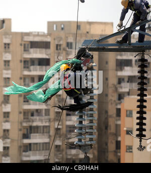 Karachi Electric Supply Company (KESC) les travailleurs occupés dans leur travail à un pylône d'électricité haute tension : le mardi, 15 mai 2012. Banque D'Images