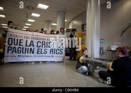 15M-mouvement anti-capitaliste en Espagne : l'occupation pacifique d'une succursale de la banque Caixa Girona en Espagne, les jeunes occupent Banque D'Images