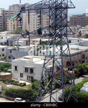 Karachi Electric Supply Company (KESC) les travailleurs occupés dans leur travail à un pylône d'électricité haute tension : le mardi, 15 mai 2012. Banque D'Images