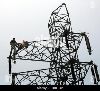 Karachi Electric Supply Company (KESC) les travailleurs occupés dans leur travail à un pylône d'électricité haute tension : le mardi, 15 mai 2012. Banque D'Images